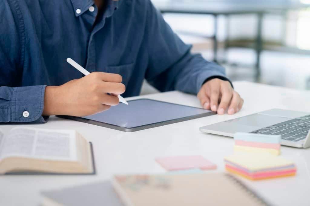 Using stylus and digital tablet for online learning and communication.